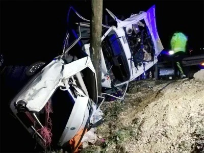Otomobil aydınlatma direğine çarptı: 1 ölü, 2 yaralı