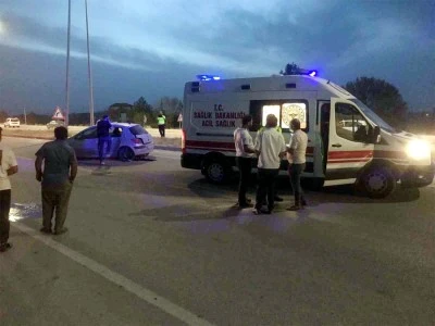 Otomobil aydınlatma direğine çarptı: 1 ölü