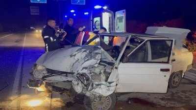 Otomobil Beton Mikserine Çarptı: Yaralılar Araçtan Kurtarıldı