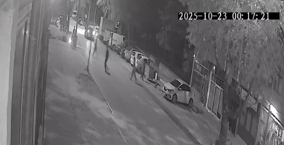 Otomobil, çarptığı motosikletliye geri manevrayla geçti