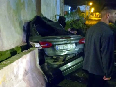 Otomobil duvara çarptı: 2 ölü
