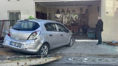 Otomobil fırına daldı: 4 yaralı