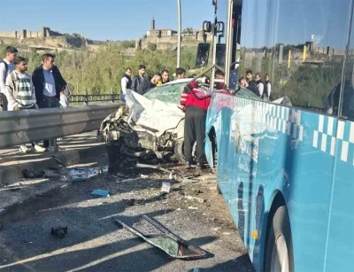 Otomobil ile belediye otobüsü çarpıştı: 1 ölü, 4 yaralı