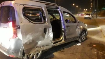 OTOMOBİL İLE ÇARPIŞAN ARAÇ BARİYERLERE ÇIKARAK YAN YATTI; 4 YARALI