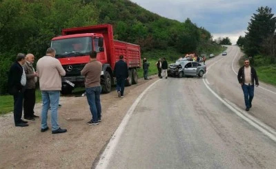Otomobil ile kamyonet çarpıştı: 1 ölü, 1 yaralı
