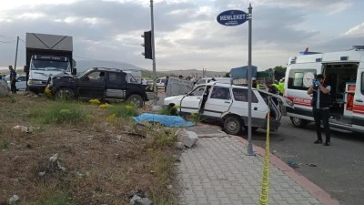 Otomobil ile kamyonet çarpıştı: 2 ölü