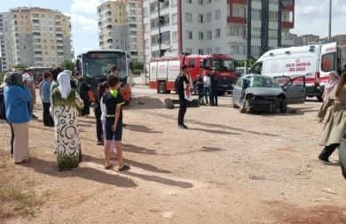 Otomobil ile otobüs çarpıştı: 1 ölü, 1 yaralı