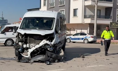 Otomobil ile servis minibüsü çarpıştı