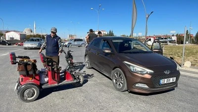 Otomobil ile üç tekerlekli elektrikli bisiklet çarpıştı: 1 yaralı