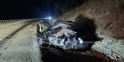 Otomobil kağıt gibi ezildi: 1 ölü, 8 yaralı