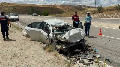 Otomobil kamyona arkadan çarptı: 1 ölü