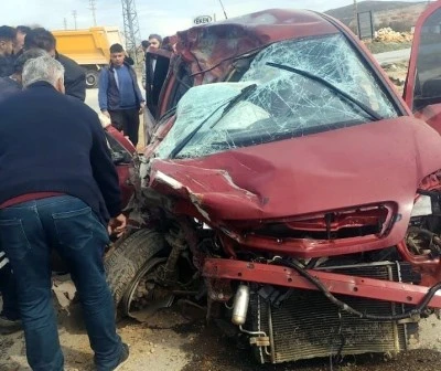 Otomobil, kamyonla çarpıştı 14 yaşındaki sürücü hayatını kaybetti