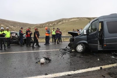 Otomobil karşı şeritte minibüsle çarpıştı: 3’ü ağır 7 yaralı
