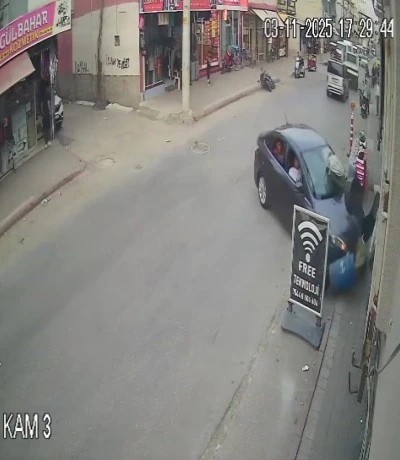 Otomobil markete daldı vatandaş kıl payı kurtuldu!