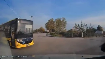 Otomobil otobüsle burun buruna geldi: Direksiyonu kırıp kıl payı kurtuldu