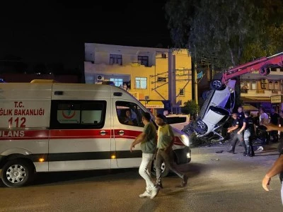 Otomobil refüjde asılı kaldı: 5 yaralı