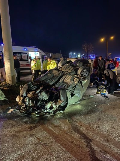 Otomobil refüje ve direğe çarpıp takla attı: 1 yaralı