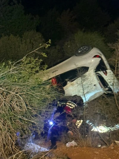 Otomobil şarampole devrildi: Sürücü halatla kurtarıldı