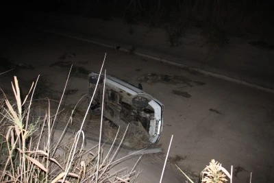 Otomobil sulama kanalına uçtu aracın içerisinden çokça bira çıktı