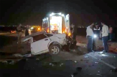 Otomobil tıra çarptı: 1 ölü, 1 yaralı