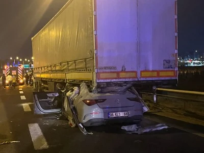 Otomobil tırın altına girdi: 2 ölü, 1 ağır yaralı