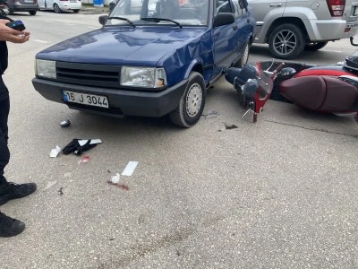 Otomobile çarpan motosiklet sürücüsü ağır yaralandı