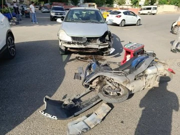 Otomobilin çarptığı motosiklet sürücüsü yaralandı