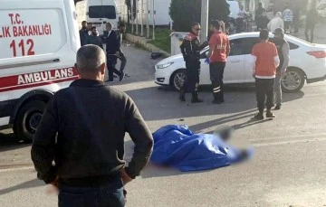 Otomobilin çarptığı motosikletteki genç hayatını kaybetti
