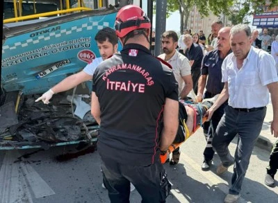 Otomobilin halk otobüsüne çarpması sonucu genç kadın öldü