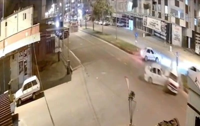 Otomobiller çarpıştı: 1 ölü, 2 yaralı