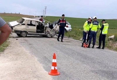 Otomobiller çarpıştı: 1 ölü, 3 yaralı