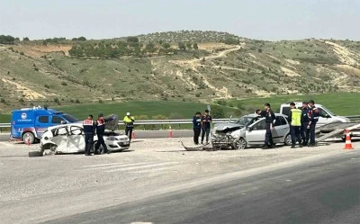 Otomobiller çarpıştı: 1 ölü, 7 yaralı