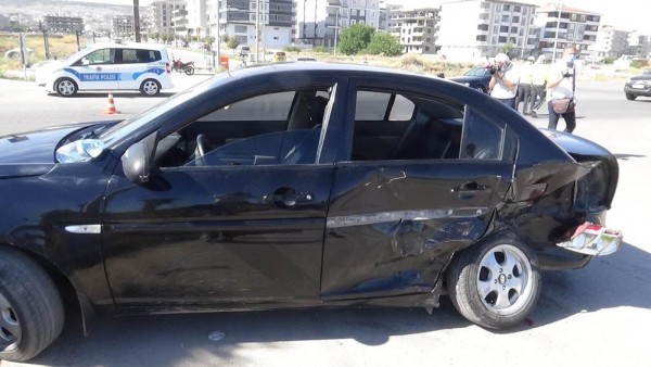 OTOMOBİLLER ÇARPIŞTI; 2 YARALI