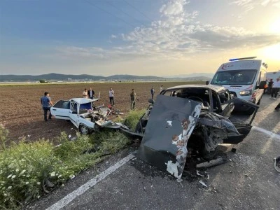 Otomobiller hurdaya döndü: 2 ölü