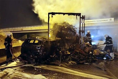 Otoyolda facianın eşiğinden dönüldü: Tıra çarpan cip yanarak küle döndü