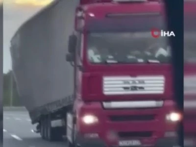 Otoyolda tehlikeli anlar: Tır şoförü yolda zikzak çizdi, yükler yola savruldu