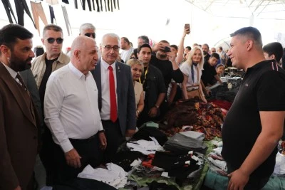 Özdağ, semt pazarını gezdi, vatandaşlarla sohbet etti