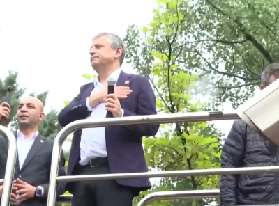 &Ouml;zg&uuml;r &Ouml;zel Genel Merkezden Meclis'e Y&uuml;r&uuml;d&uuml;