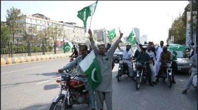 Pakistan'da, Hindistan ile yapılan ateşkesin ardından orduya destek gösterileri düzenleniyor