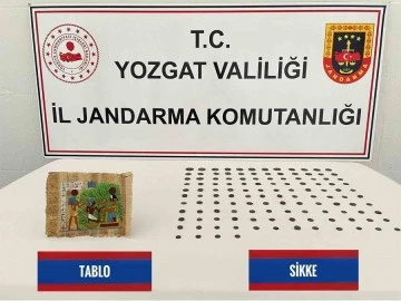 Papirüs kağıdı ve 124 sikke ele geçirildi