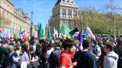 Paris'te aşırı sağa karşı gösteri düzenlendi
