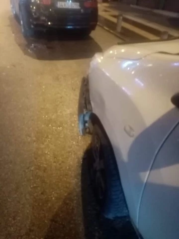 Park halinde bulunan araçlara çarpıp kaçtı
