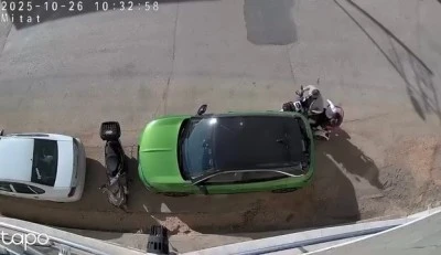 Park halindeki araca çarpan elektrikli bisikletli kaçtı