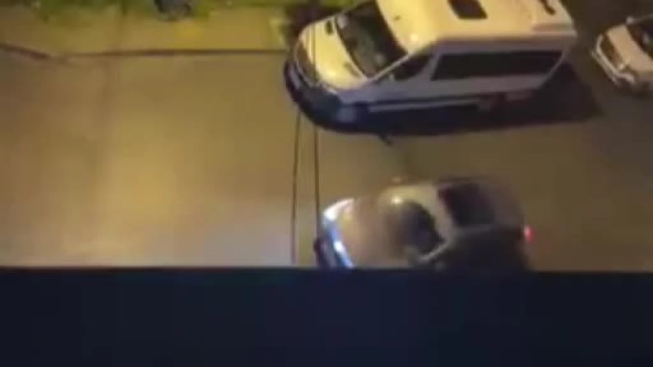 Park halindeki araçlara çarptı: Kaçış anı görüntülendi