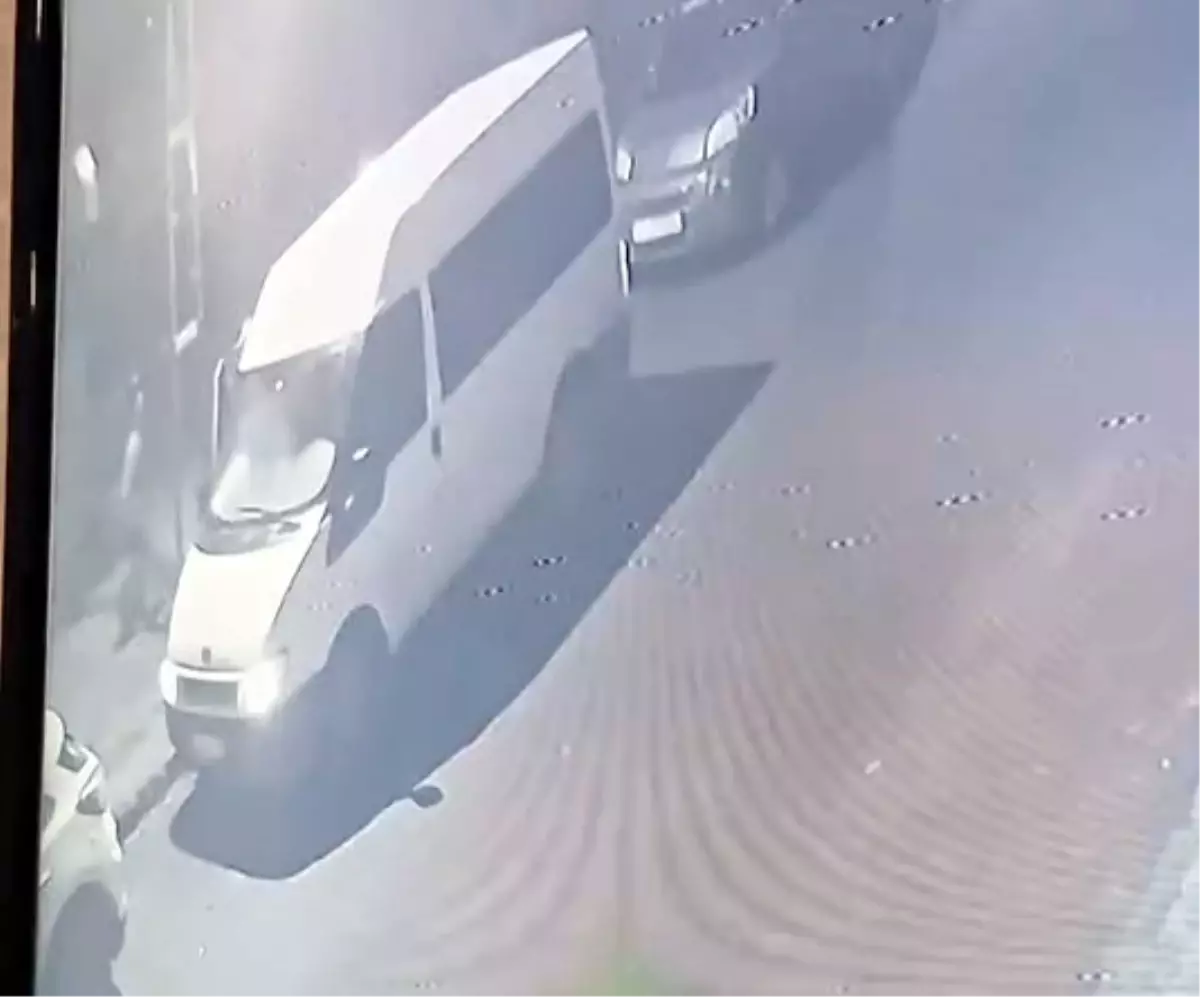 Park Halindeki Minibüs Düz Kontakla Çalındı