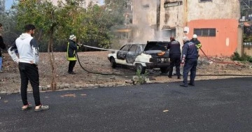 Park halindeki otomobil alev alev yandı