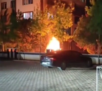 Park halindeki otomobil alev topuna döndü