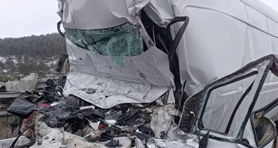 Park halindeki tıra çarpan minibüs kağıt gibi ezildi: 1 ölü