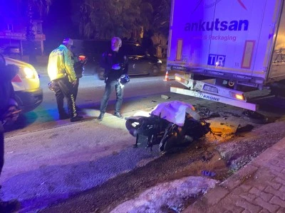 Park halindeki tıra çarpan motosikletli genç hayatını kaybetti