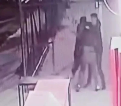 Parkta 3 lise öğrencisine saldırı: Dövülüp bacaklarından bıçaklandılar